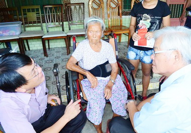 雲林縣府慰助四湖孤苦嬤孫(圖)