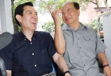 總統馬英九到台中搭乘BRT為中市喝采(圖)