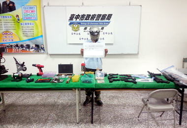 員警網路蒐尋破獲宅男兵工廠(圖)