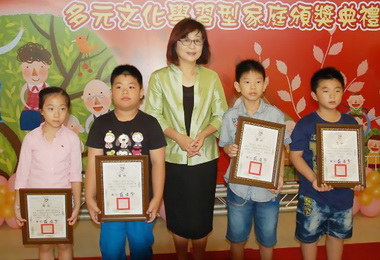 雲林頒發慈孝家庭楷模(圖)