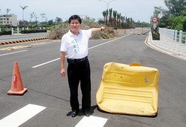 議員楊典忠痛批道路完工被拿來做政治秀(圖)