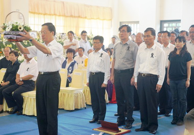 楊秋興、江玲君隨江宜樺參與澎湖空難法會(圖)