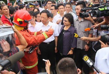 陪江揆勘查災區陳菊盼早日恢復平靜(圖)