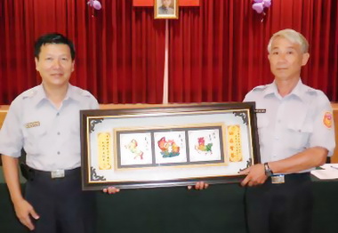 斗南警員劉嘉鴻榮退分局長馬新民祝福(圖)