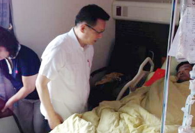 王卓鈞慰問搶救氣爆重災區受傷員警(圖)