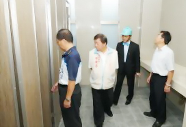 邱鏡淳視察內灣采風館施工品質(圖)