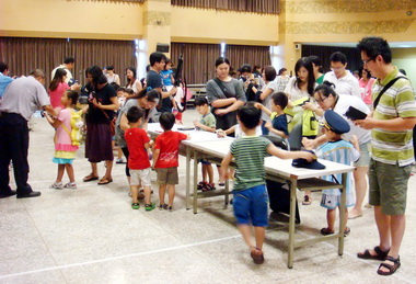 娃娃兵參訪警分局超開心(圖)