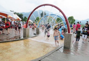 水里玩水節閉幕仍湧入滾滾玩水人潮(圖)