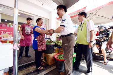 林佳龍到沙鹿市場掃街拜票(圖)