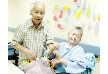 80老翁到醫院探視妻子900天不間斷(圖)