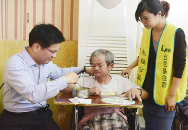 林佳龍護理之家過父親節推活躍老化政策(圖)