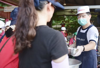 林佳龍大坑爬山兼當志工(圖)