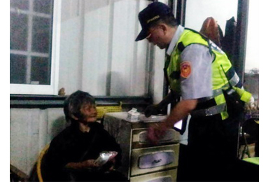 警方協助失智饑餓老婦人返家(圖)