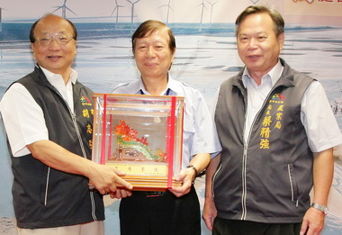 台中市長胡志強表揚退休的動保處長余建中(圖)