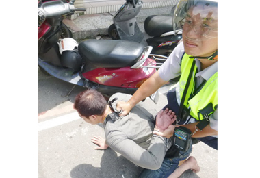 逃逸外勞遇警盤查上演街頭追逐秀(圖)