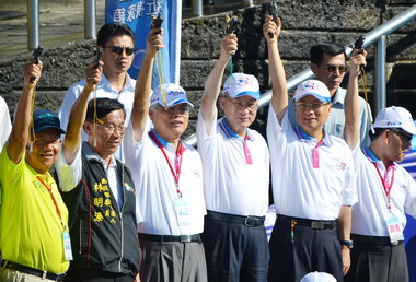 萬人泳渡31日登場各界英雄齊挑戰(圖)