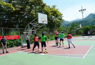 中部各縣市青少年組隊角逐籃球賽(圖)