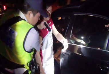 拉K男拒絕盤查逮捕後發現是通緝犯(圖)