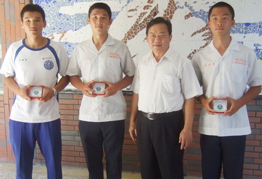 水商學生冒雨排除障礙義舉獲表揚(圖)