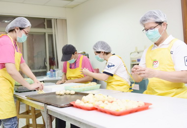 林佳龍庇護工廠做月餅號召志工衝業績(圖)