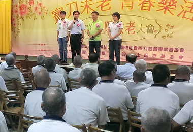林佳龍參加敬老活動提托老政見(圖)