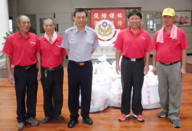 順安宮富愛心斗南警助發送普度物資(圖)