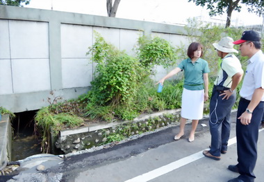 蘇治芬勘查石榴班協助改善淹水問題(圖)
