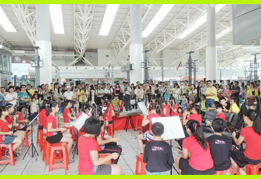 國樂快閃演奏高鐵左營站飄文藝(圖)