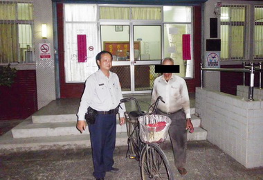 斗南警發現失智迷失老人助其返家(圖)