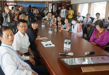 全球熱愛生命獎章得主遊港種樹(圖)