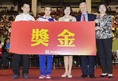 雲林之光許淑淨傳遞聖火 縣運開幕(圖)