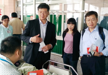 海研五號澎湖海難事故江玲君慰問傷患(圖)