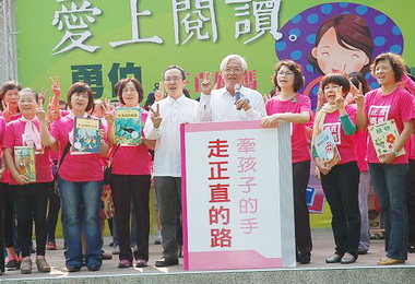愛上閱讀勇伯和正直媽媽千萬募書(圖)