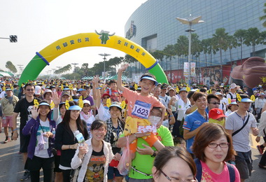 La new健走號召兩萬人前進夢時代(圖)