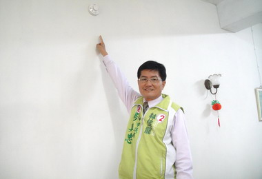 楊典忠：獨居老人家中裝火災警報器(圖)