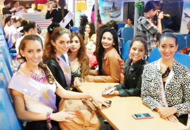 世界美顏小姐佳麗搭觀光遊港輪夜遊高雄港(圖)