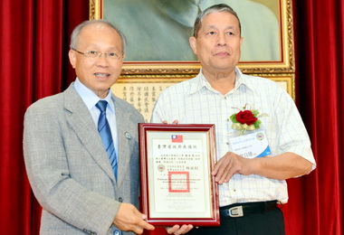 省府頒獎績優文教員魏良雄獲殊榮(圖)