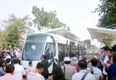 高雄輕軌捷運上線測試迎接交通革命(圖)