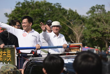 林義雄陪林佳龍車隊掃街(圖)