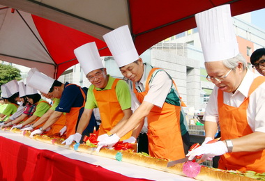 職訓成果展結合徵才最長熱狗堡供品嚐(圖)