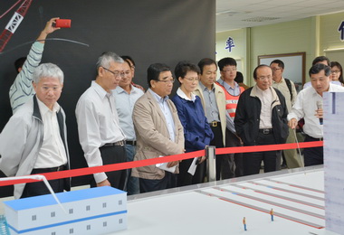 交通部政務次長視察高雄港交通建設(圖)