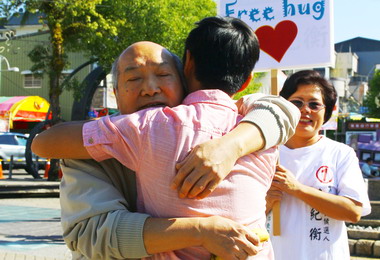 集集鎮長候選人陳紀衡擁抱募款助弱勢(圖)