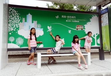 52座新建候車亭完工創意背板受歡迎(圖)