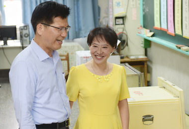 林佳龍與妻子一起前往投票(圖)