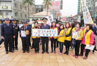 員警遊街預防犯罪及交通宣導揪感心(圖)