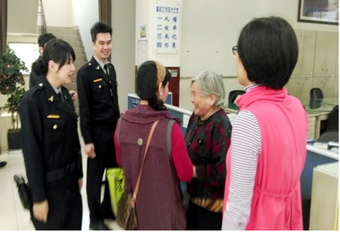 運將與警方助迷航老婆婆返家(圖)