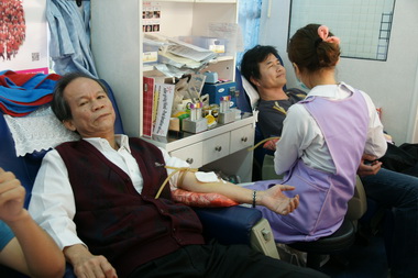 中油再次公益捐血助解決血庫血荒(圖)