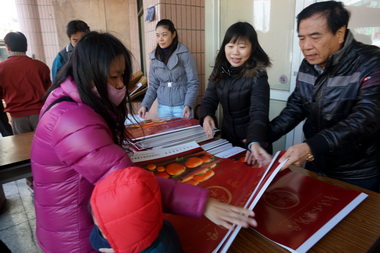 江玲君跨海贈月曆 迅即一空(圖)
