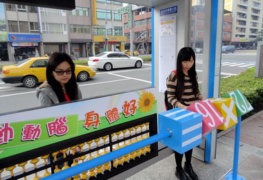 候車亭動腦玩珠算等車麥無聊(圖)