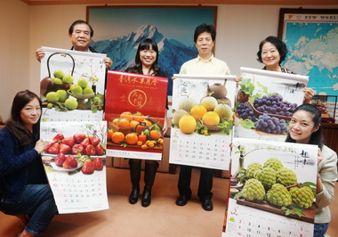 行政院南部中心17日贈水果月曆(圖)